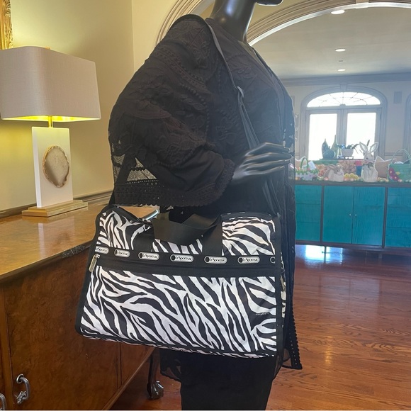 LeSportSac Zebra Print Weekender Bag NWOT - Picture 9 of 9